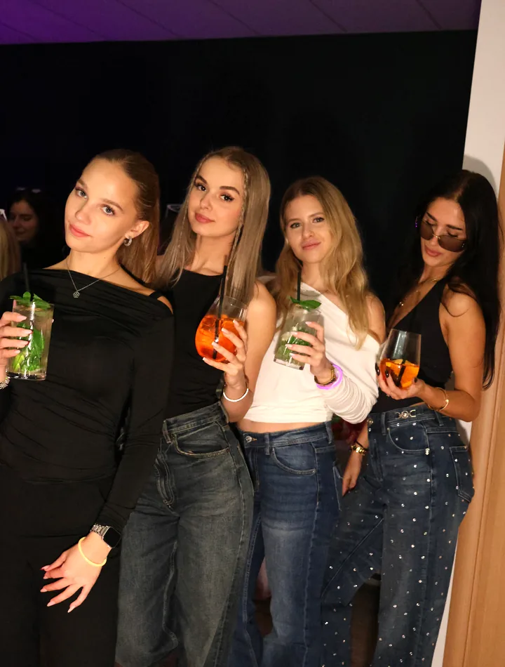 Goście przy barze podczas wydarzenia