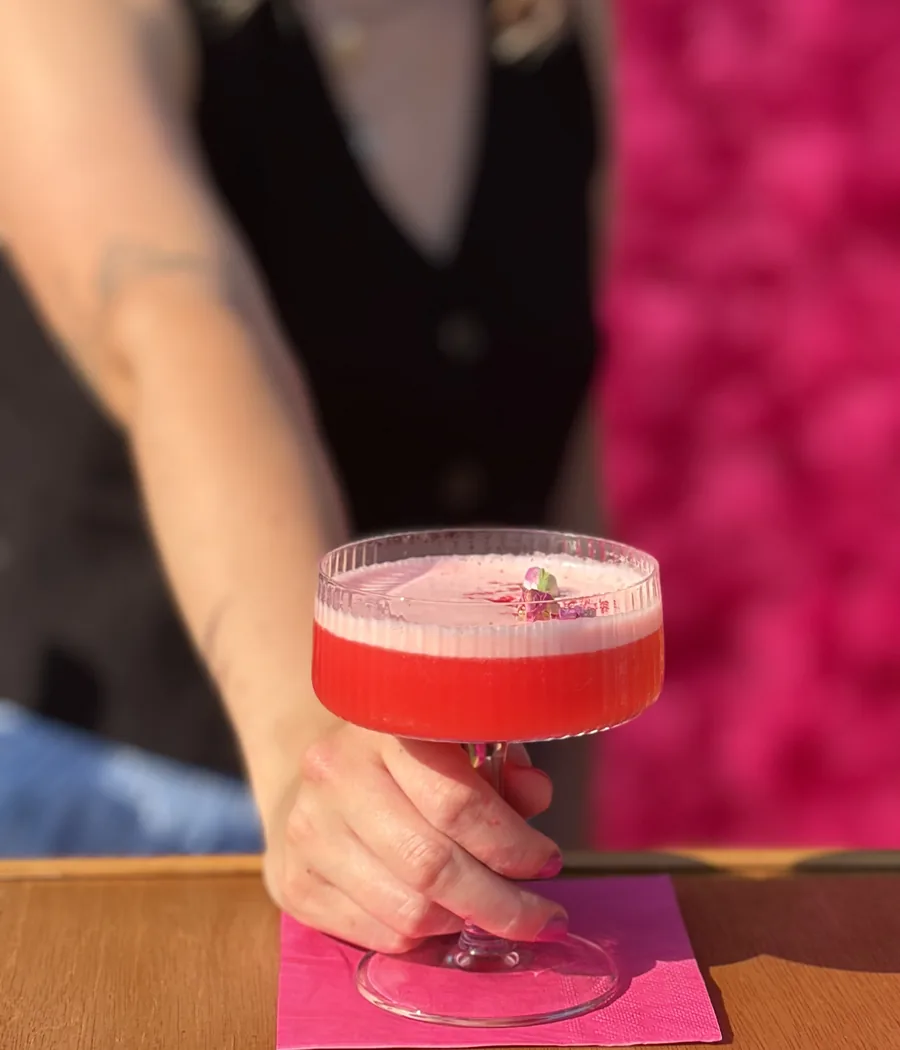 Koktajl serwowany przez barmankę